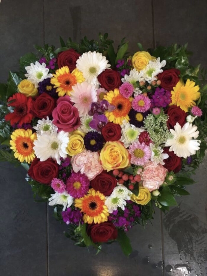 Cœur de fleurs mélangées – Image 4